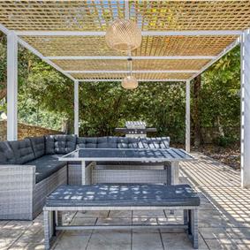 4 bedroom villa with pool by the sea, near Corfu town, sleeps 8